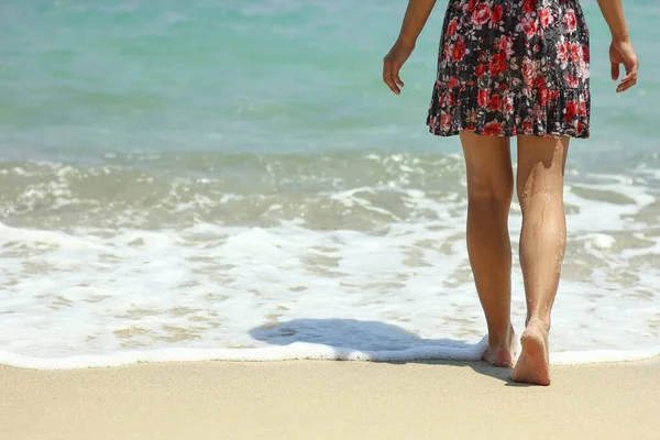 海岸で帽子をかぶった若い素敵な女性 — ストック写真