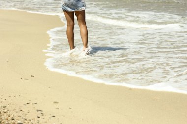 yaz aylarında sahilde kumayak izleri