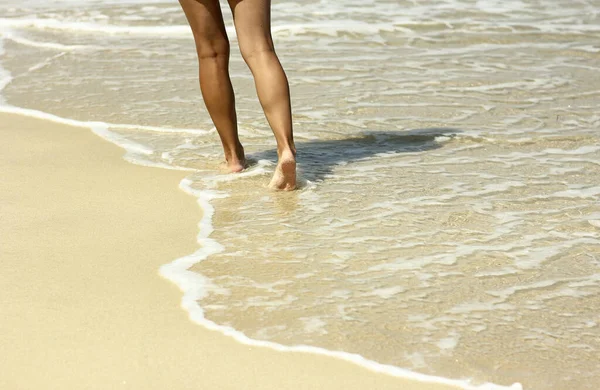 夏のビーチの砂の中の足跡 — ストック写真