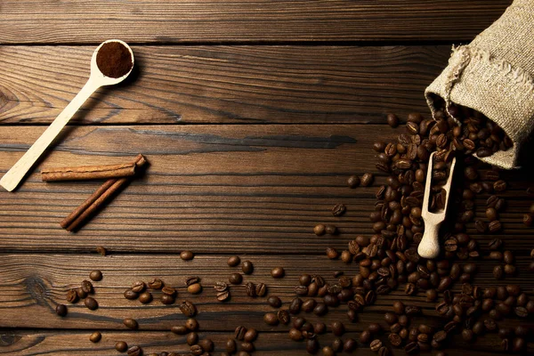 Una Bolsa Café Sobre Fondo Madera —  Fotos de Stock