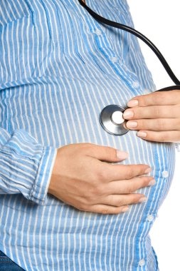 Beyaz bir arka planda elinde statoskop olan mutlu hamile bir kız.