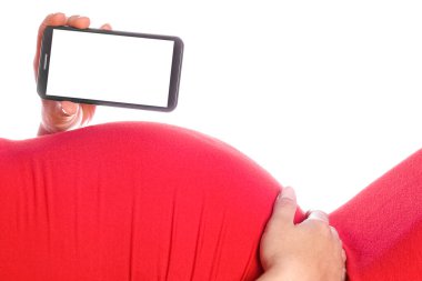 Telefonu olan bir bebek bekleyen mutlu hamile kız beyaz arka planda yatıyor. Tabletteki kızlar için ilaç.