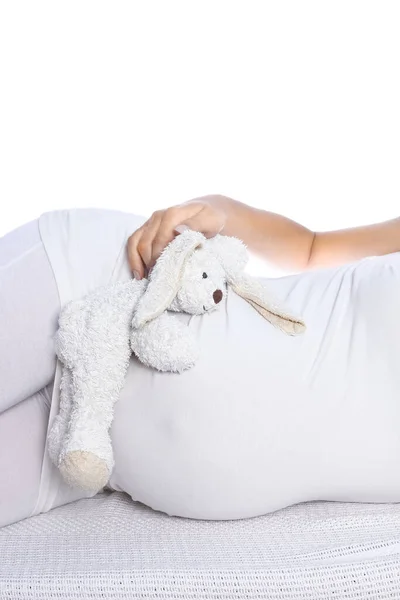 Çocuk Için Elinde Oyuncak Bir Tavşanla Mutlu Hamile Bir Kız — Stok fotoğraf