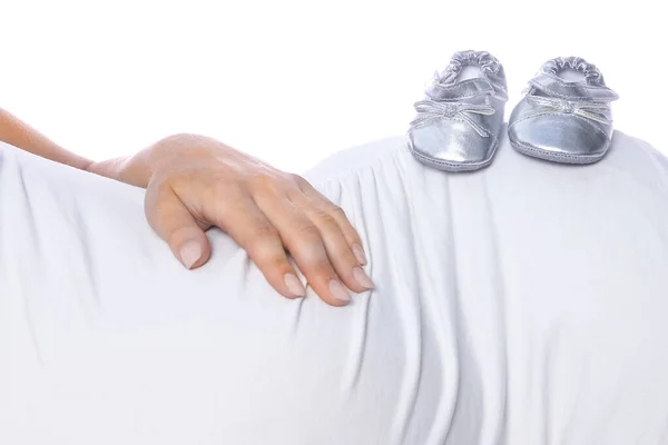 Gelukkig Zwanger Meisje Ligt Wit Achtergrond — Stockfoto