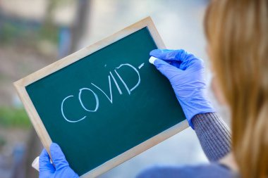 Coronavirus salgını. Salgın Viral Solunum Sendromu. Kızların Ellerindeki Tabak. Çin