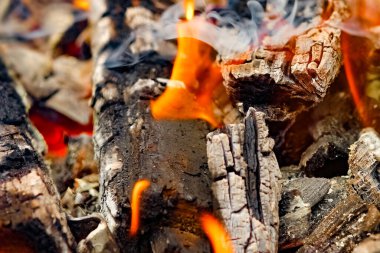 Kömürlü ateş ve doğa pikniğinde ateş. Sokaklarda yemek için şenlik ateşi yakıyor.