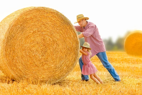 Pai Com Uma Criança Jogar Gatinhos Palheiro Campo Família Feliz — Fotografia de Stock