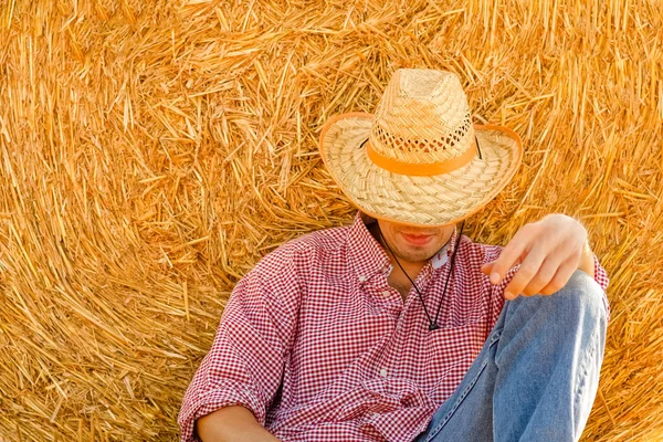 Kowboj Polu Niedaleko Stogu Siana Balsamy Boisku Szczęśliwym Człowiekiem Odpoczynek — Zdjęcie stockowe