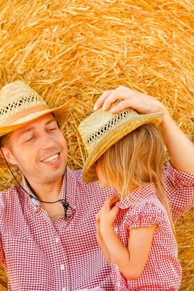 Father Child Playing Haystack Ranch Field Happy Family Have Rest — Stock Photo, Image