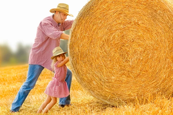 Pai Com Uma Criança Jogar Gatinhos Palheiro Campo Família Feliz — Fotografia de Stock