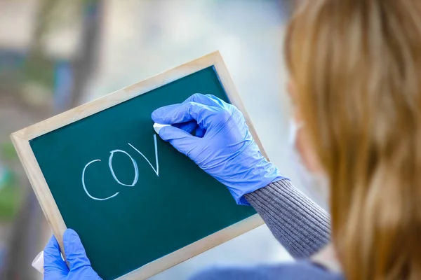 Coronavirus Corona病毒爆发流行性病毒性呼吸综合征 女孩的盘子在手中 — 图库照片
