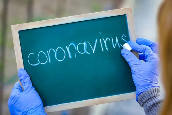 Coronavirus Salgını Salgın Viral Solunum Sendromu Kızların Ellerindeki Tabak Çin — Stok fotoğraf