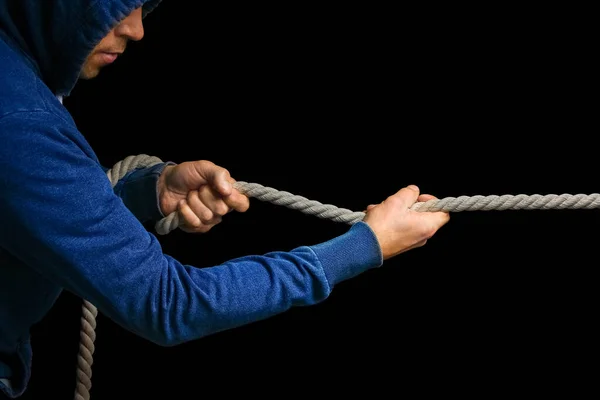 Mani Con Una Corda Sfondo Nero Uomo Tira Una Corda — Foto Stock