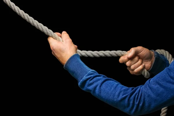 Mani Con Una Corda Sfondo Nero Uomo Tira Una Corda — Foto Stock