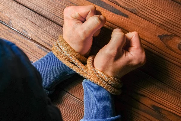 Händerna Bundna Med Ett Rep Livshotande Trä Bakgrund Slaveri Affärer — Stockfoto
