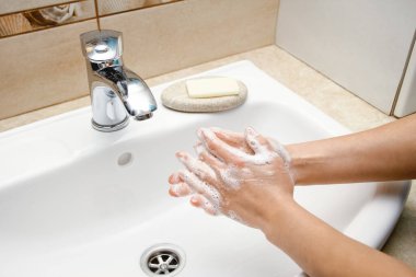 Sabunlu eller musluğun altında suyla yıkanır. Enfeksiyondan, pislikten ve virüsten arınmış. Evde ya da hastanede abdest ofisinde..