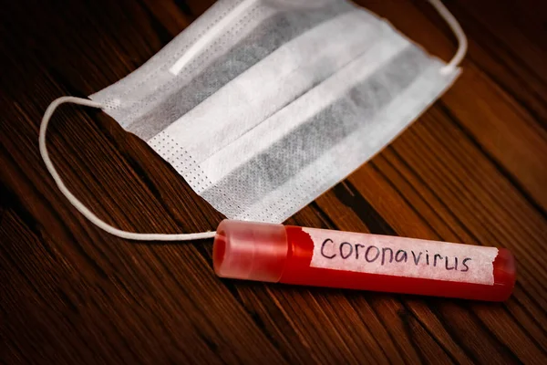 Coronavirus Δείγμα Μάσκα Στο Τραπέζι Ξύλινο Φόντο Επιδημία Μολυσμένου Αέρα — Φωτογραφία Αρχείου
