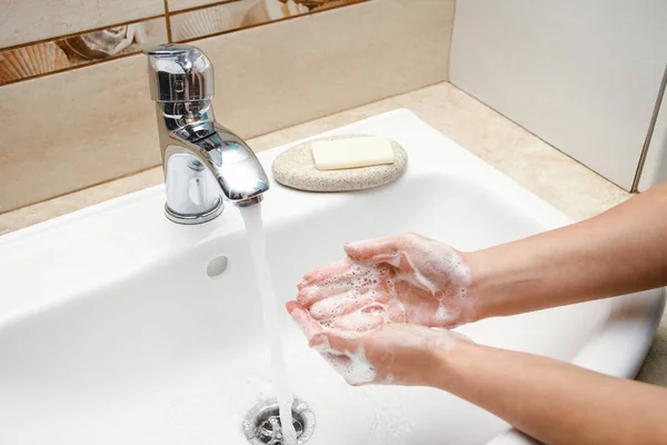 石鹸で手を水でタップの下に洗浄されます 感染症や汚れやウイルスからきれいに 自宅や病院のアブレーションオフィスで — ストック写真