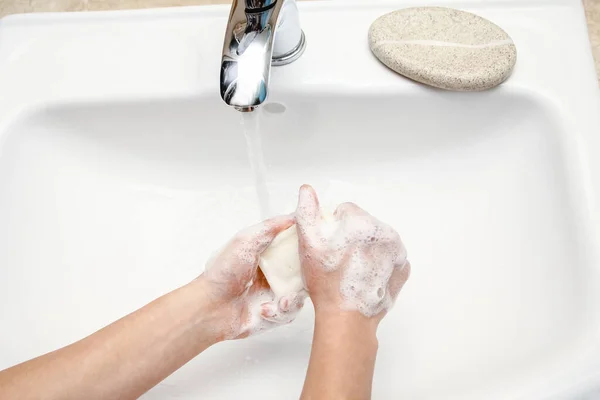 Hände Mit Seife Werden Unter Dem Wasserhahn Mit Wasser Gewaschen — Stockfoto