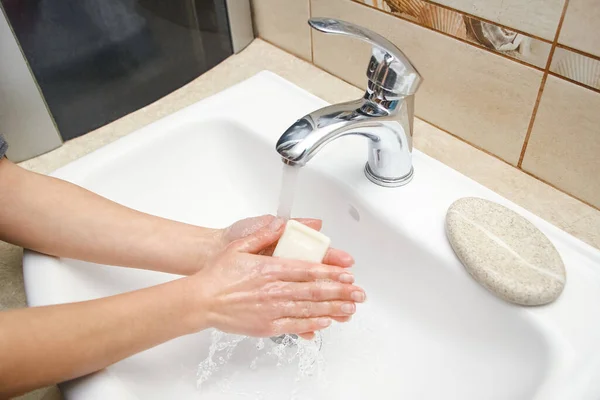 Mani Con Sapone Vengono Lavate Sotto Rubinetto Con Acqua Pulito — Foto Stock