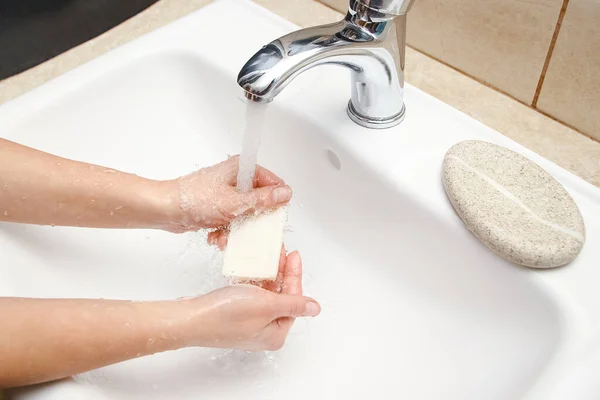 Las Manos Con Jabón Lavan Bajo Grifo Con Agua Limpio — Foto de Stock