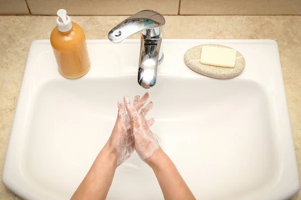 Ręce Mydłem Myje Się Pod Kranem Wodą Czyste Infekcji Brudu — Zdjęcie stockowe