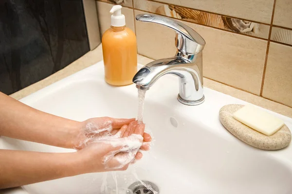 石鹸で手を水でタップの下に洗浄されます 感染症や汚れやウイルスからきれいに — ストック写真