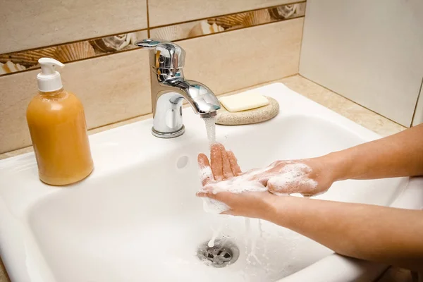 Sabunlu Eller Musluğun Altında Suyla Yıkanır Enfeksiyondan Pislikten Virüsten — Stok fotoğraf