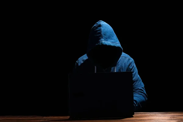 Hacker Φορητό Υπολογιστή Κάθεται Ένα Τραπέζι Και Αφηρημένη Δυαδικό Κώδικα — Φωτογραφία Αρχείου