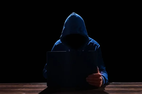 노트북을 해커는 테이블과 추상이 코드에 생활의 프로그램 — 스톡 사진