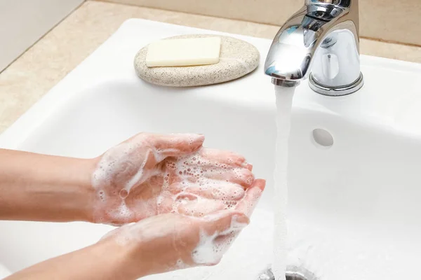 用肥皂洗手在水龙头下用水洗 没有感染 污垢和病毒 在家或在医院的浴室里 — 图库照片