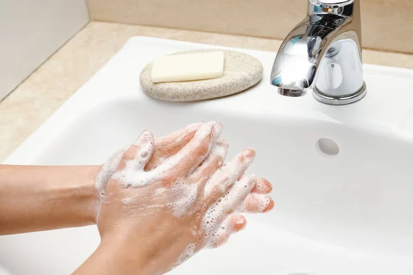 Ręce Mydłem Myje Się Pod Kranem Wodą Czyste Infekcji Brudu — Zdjęcie stockowe