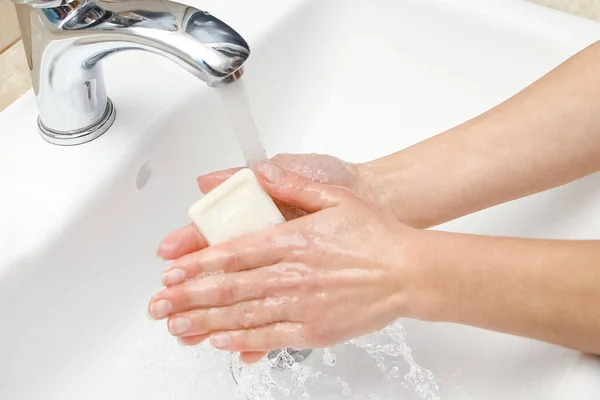 Les Mains Avec Savon Sont Lavées Sous Robinet Avec Eau — Photo