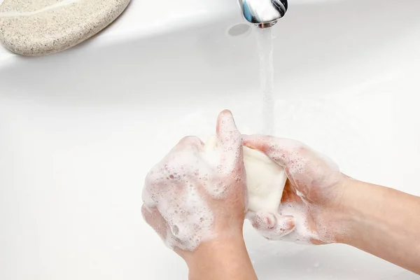 Hände Mit Seife Werden Unter Dem Wasserhahn Mit Wasser Gewaschen — Stockfoto