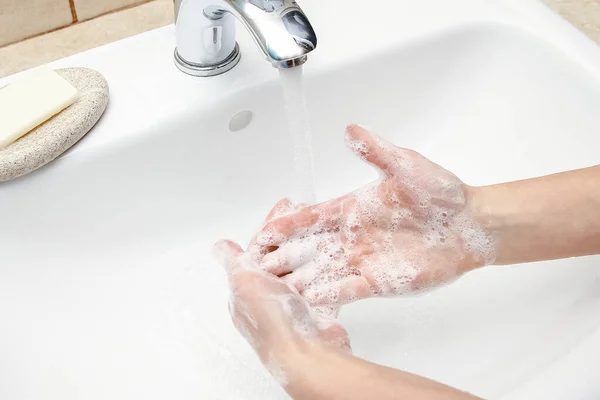 Hände Mit Seife Werden Unter Dem Wasserhahn Mit Wasser Gewaschen — Stockfoto