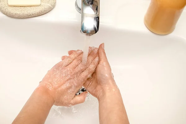 Mani Con Sapone Vengono Lavate Sotto Rubinetto Con Acqua Pulito — Foto Stock