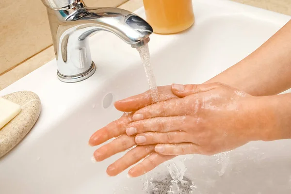 石鹸で手を水でタップの下に洗浄されます 感染症や汚れやウイルスからきれいに — ストック写真