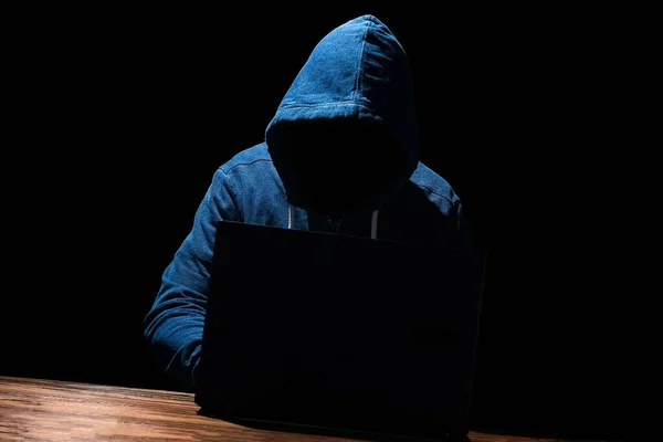 Хакер Ноутбуком Сидить Столом Абстрактним Двійковим Кодом Віртуальні Програми Загрози — стокове фото