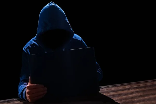 Hacker Con Portátil Sienta Una Mesa Código Binario Abstracto Programas — Foto de Stock