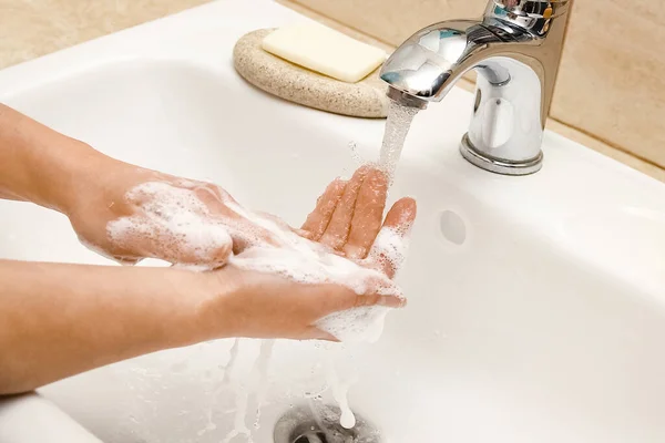 Mani Con Sapone Vengono Lavate Sotto Rubinetto Con Acqua Pulito — Foto Stock