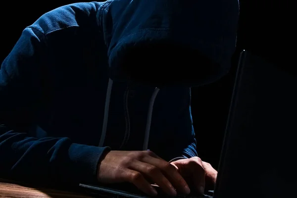Хакер Ноутбуком Сидит Столом Абстрактный Двоичный Код Виртуальные Программы Угрозы — стоковое фото