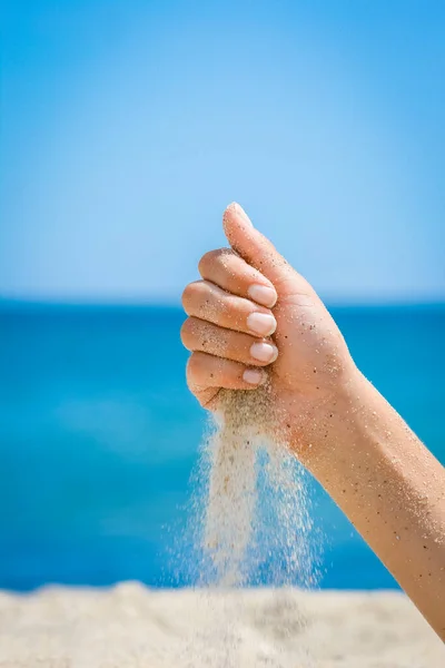 Hände Schütten Sand Aus Dem Meer Auf Die Natur Auf — Stockfoto