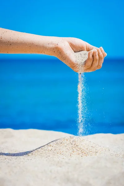 Mãos Despeje Areia Mar Natureza Uma Viagem Férias Areia Mar — Fotografia de Stock