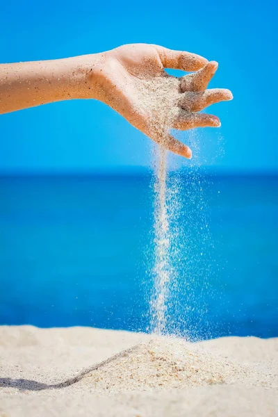 Uma Mão Despeje Areia Mar Natureza Uma Viagem Férias — Fotografia de Stock