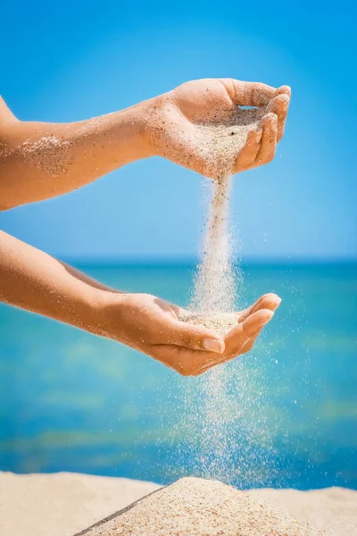 Hände Schütten Sand Aus Dem Meer Auf Die Natur Auf — Stockfoto