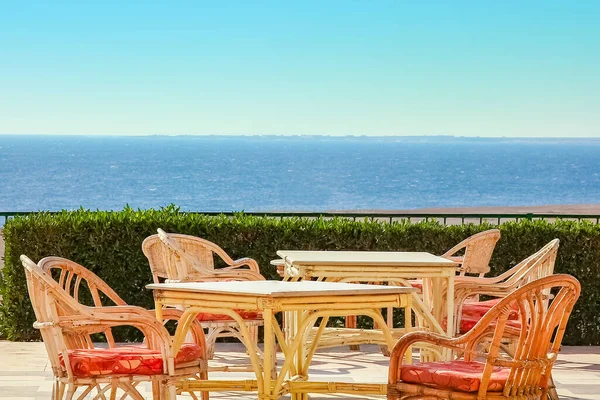Yaz Tatilinde Insan Yiyen Sandalyeler Dünyası Arka Planında Deniz — Stok fotoğraf