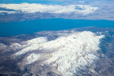 Güzel bir uçağın arka planından güzel bir toprak ve deniz