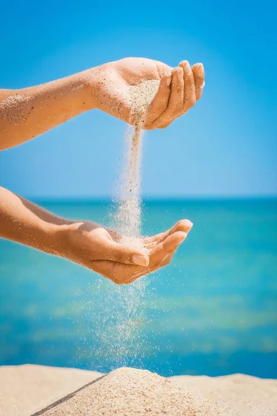 Mãos Estão Derramando Areia Pelo Mar — Fotografia de Stock
