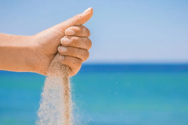 Les Mains Versent Sable Mer Sur Nature Lors Voyage Vacances — Photo