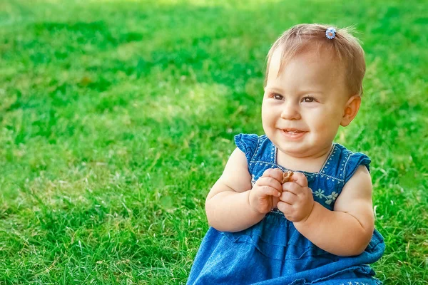 Šťastné Dítě Venku Parku — Stock fotografie